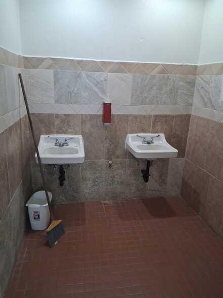 More Photos Of 1605 W Broadway Rd, Phoenix Warehouse For Sale