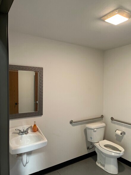 More Photos Of 11305 N Western Ave, Oklahoma City Warehouse For Sale