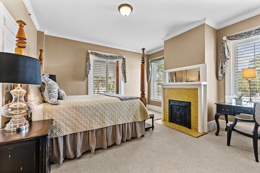 More Photos Of 738 E Main St, Belhaven Hotel For Sale