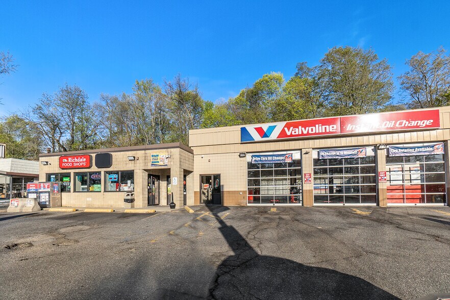 Primary Photo Of 158 Main St, Leominster Convenience Store For Lease