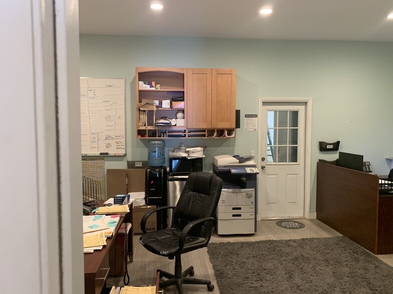 More Photos Of 1575 Cattlemen Rd, Sarasota Showroom For Lease