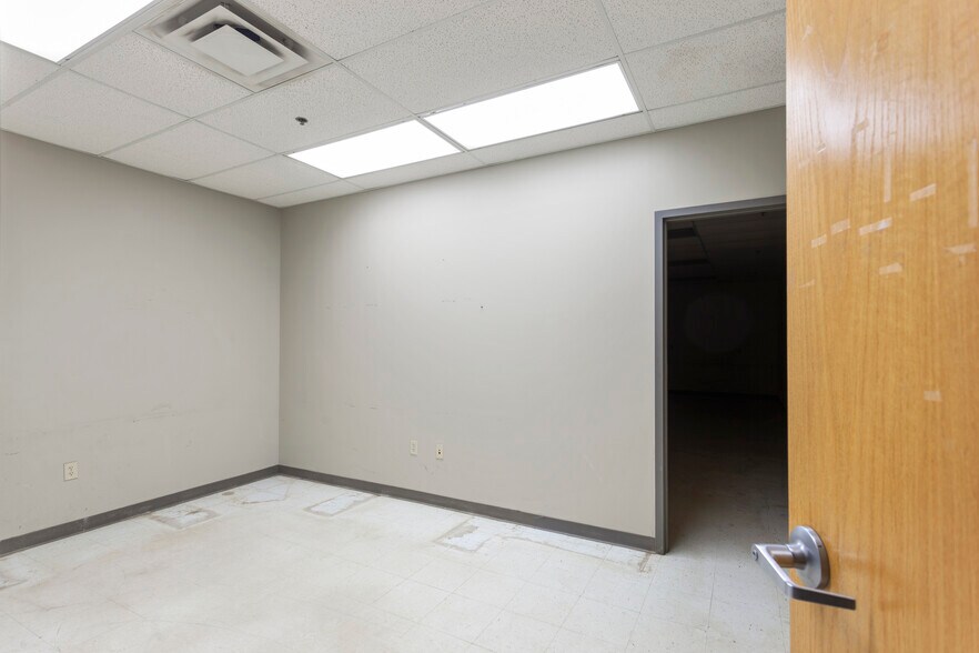 More Photos Of 1211 W Cambridge Circle Dr, Kansas City Warehouse For Lease