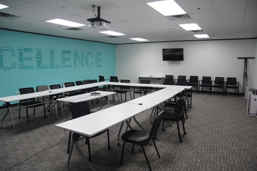 More Photos Of 9200 Waterford Centre Blvd, Austin Distribution For Lease