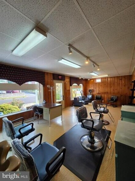 More Photos Of 2132 Noble St, West Lawn Flex For Lease