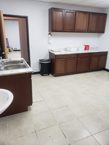 More Photos Of 24724 Lahser Rd, Southfield Office For Sale