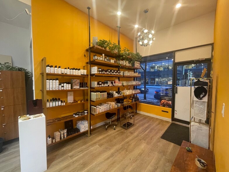 More Photos Of 984 Queen St W, Toronto Storefront Retail Residential For Lease