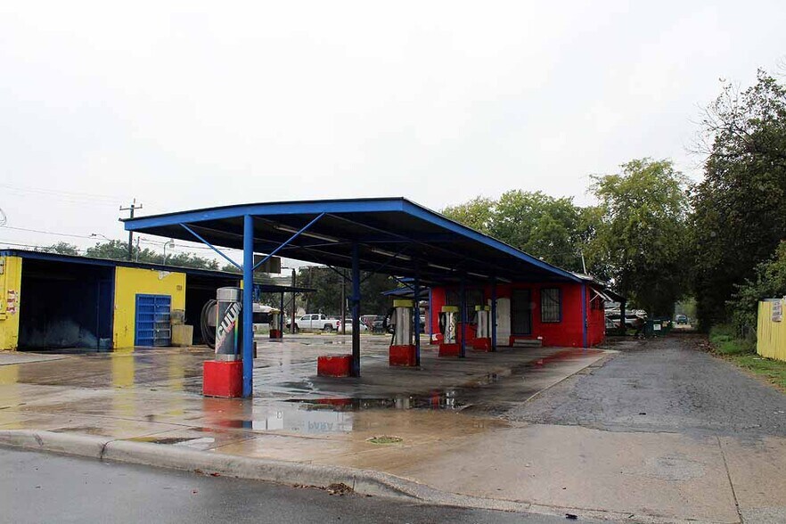 More Photos Of 2203 W Commerce St, San Antonio Specialty For Sale