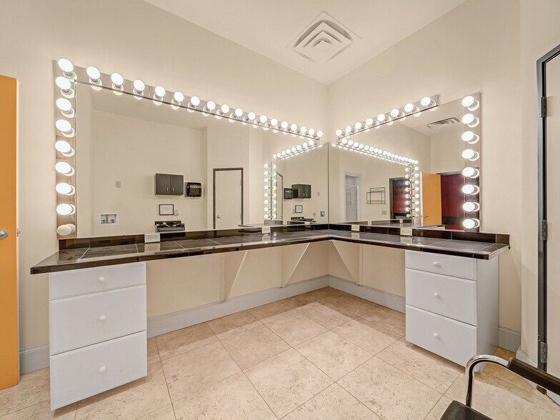 More Photos Of 2424 Lacy Ln, Carrollton Showroom For Sale