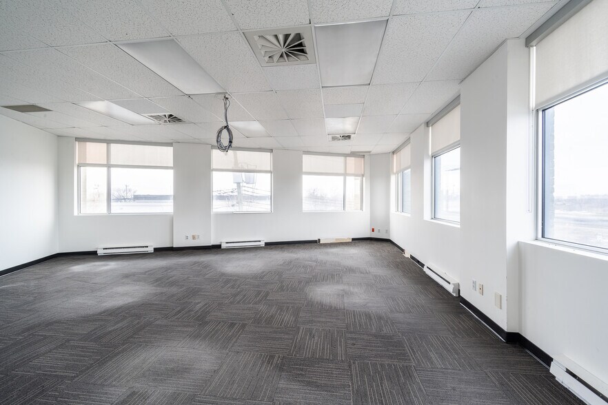 More Photos Of 13200 Boul Métropolitain E, Montréal Office For Sale