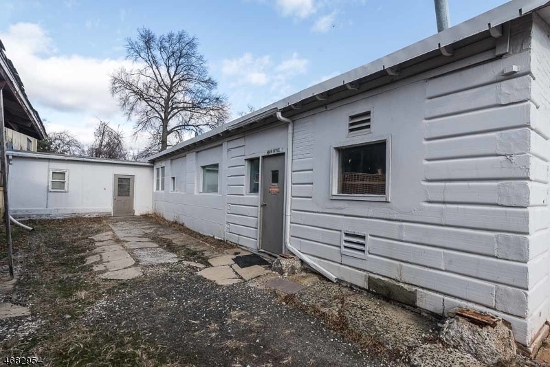 More Photos Of 131 Lincoln Blvd, Middlesex Manufacturing For Lease