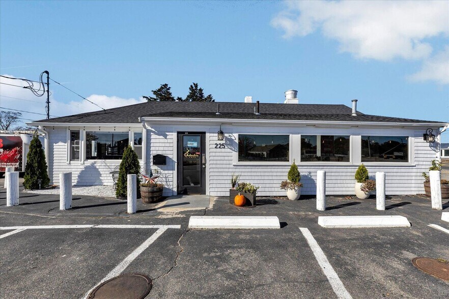 More Photos Of 225 Iyannough Rd, Hyannis Restaurant For Sale