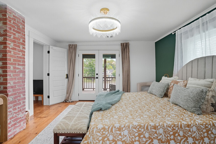 More Photos Of 924 S Main St, Broken Arrow Showroom For Sale