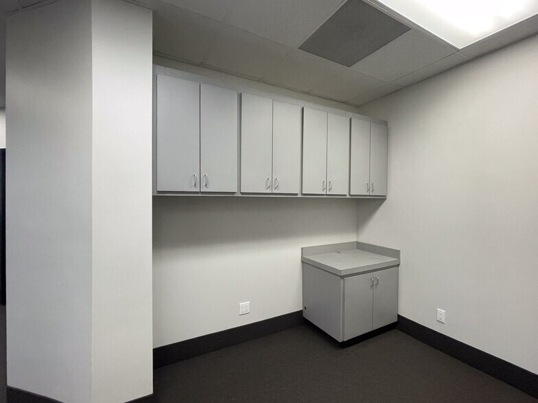 More Photos Of 332 W Brenna Ln, Orange Warehouse For Lease