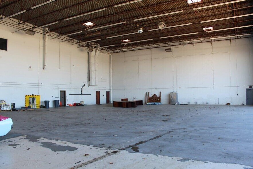 More Photos Of 15800 Dooley Rd, Addison Office For Sale