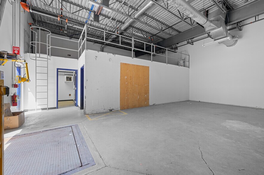 More Photos Of 316 Rue Denison E, Granby Storefront For Lease
