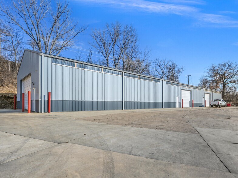 More Photos Of 1000 Century Cir, Dubuque Flex For Lease