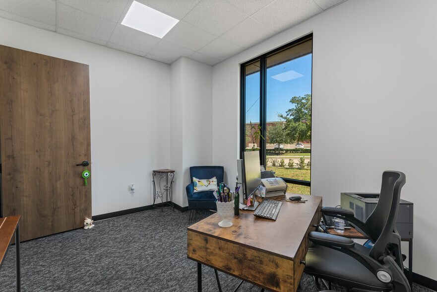 More Photos Of 7102 Tarrington Ave, Sugar Land Medical For Sale