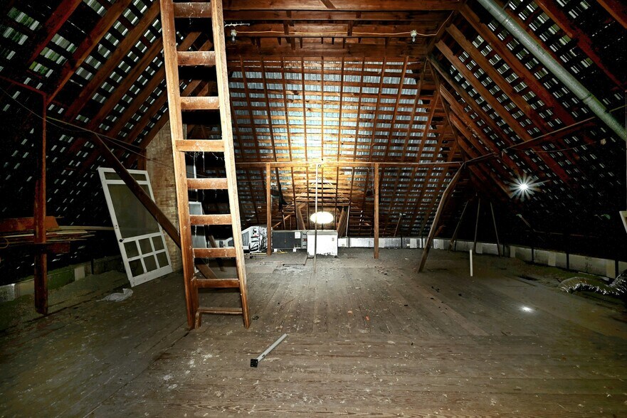 More Photos Of 709 N Lexington St, Manor Specialty For Sale