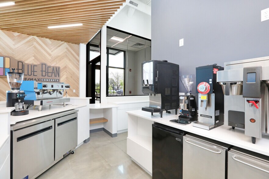 More Photos Of NW 62nd & Merle Hay Rd, Johnston Freestanding For Lease