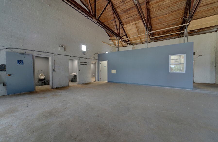 More Photos Of 110 McCauley Dr, Timberville Warehouse For Sale