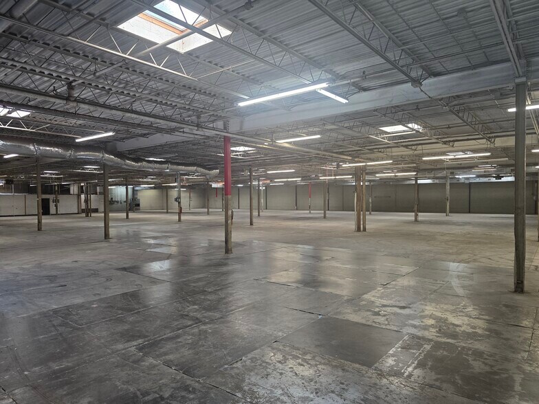More Photos Of 110 E 15th St, Newton Warehouse For Lease