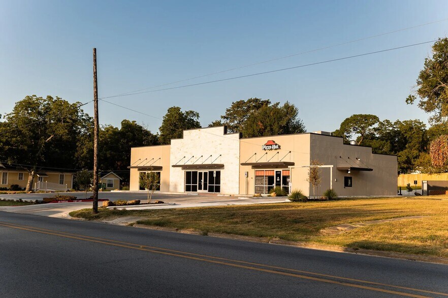 More Photos Of 1504 S Day St, Brenham Storefront Retail Office For Lease