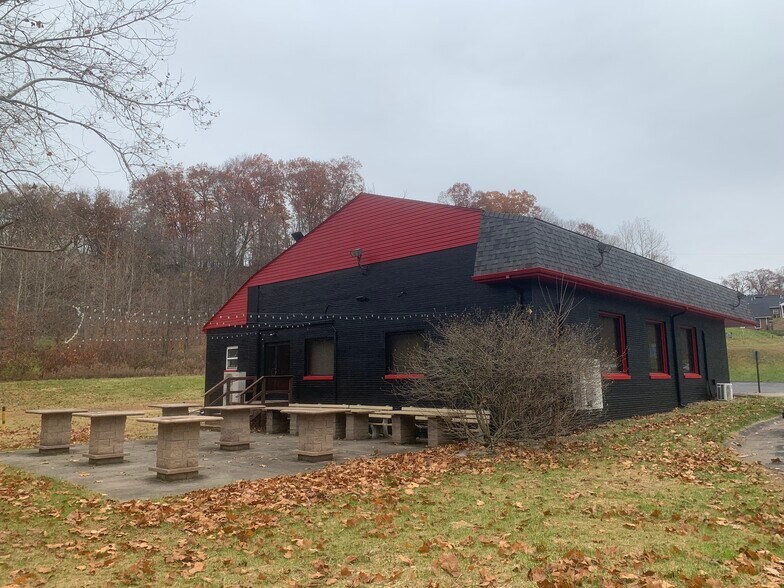 More Photos Of 715 Craigdell Rd, New Kensington Bar For Sale