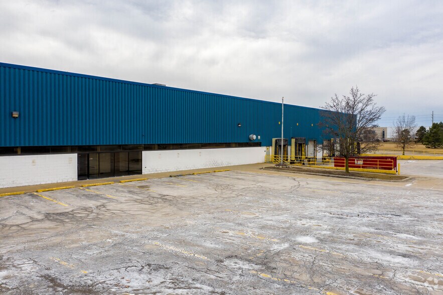 More Photos Of 42600 Merrill Rd, Sterling Heights Warehouse For Lease
