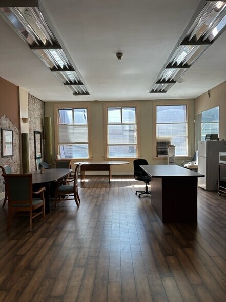 More Photos Of 618 Columbia St, New Westminster Storefront Retail Office For Lease