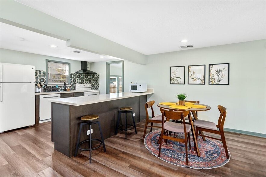 More Photos Of 1118 W 21st St, Houston Office For Sale