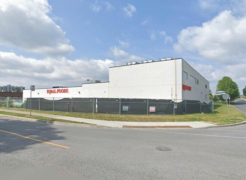 Primary Photo Of 100 Thorncliffe Park Dr, Toronto Supermarket For Lease