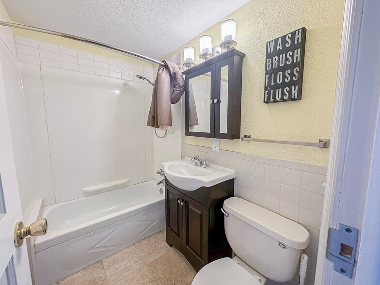 More Photos Of 2628 Central Ave NE, Minneapolis General Retail For Sale