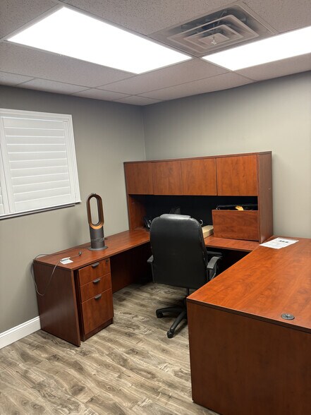 More Photos Of 1818 Scherer Pky, Saint Charles Warehouse For Sale