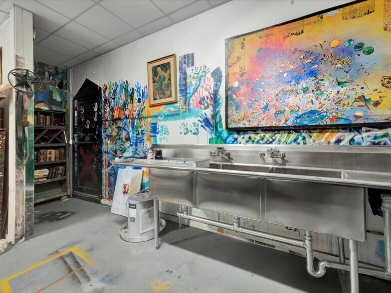 More Photos Of 132 Nacogdoches St, Center Storefront Retail Residential For Sale