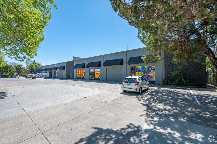 More Photos Of 600 Broadway, Sacramento Showroom For Lease