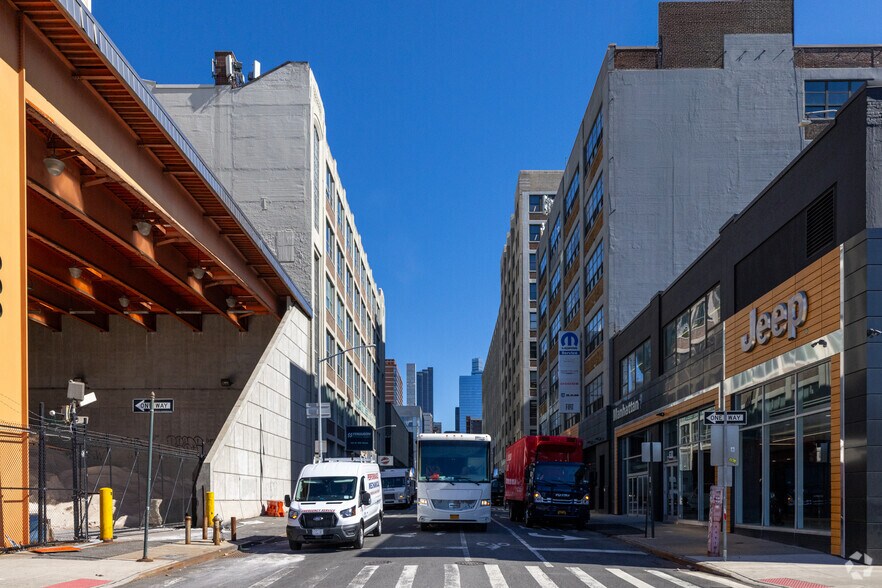 More Photos Of 625 W 55th St, New York Warehouse For Lease