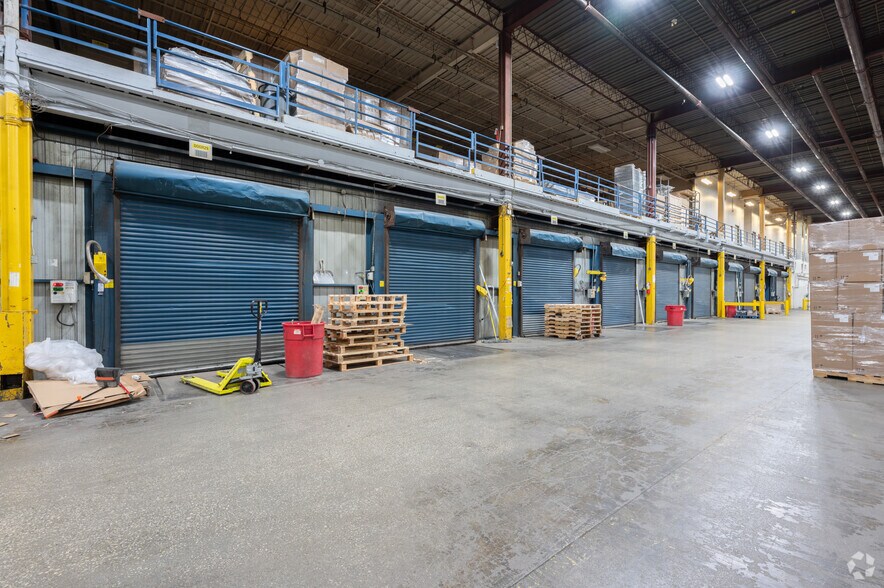 More Photos Of 6757 Northwest Dr, Mississauga Distribution For Lease