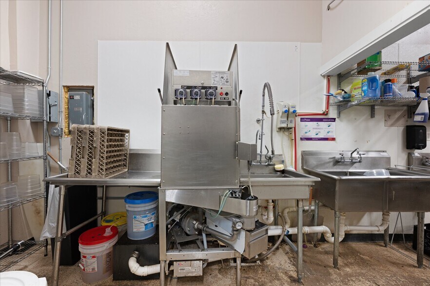 More Photos Of 629 W Main St, Yukon General Retail For Lease