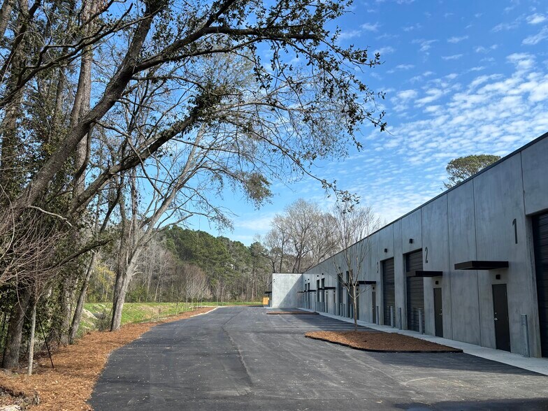 More Photos Of 6548 Ward Ave, Charleston Light Distribution For Lease