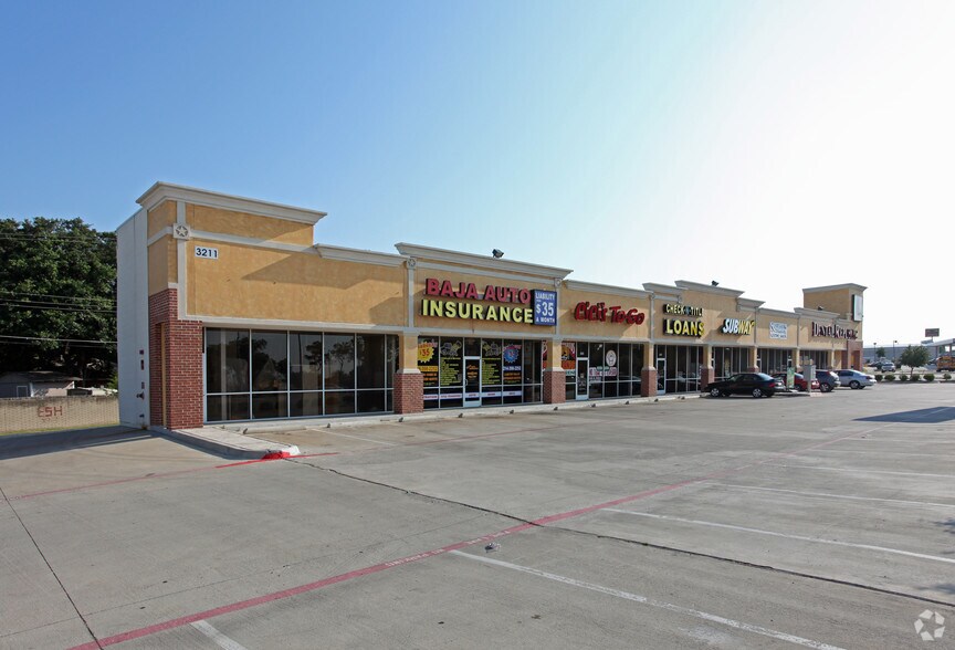 More Photos Of 3211 W Northwest Hwy, Dallas Storefront Retail Office For Lease