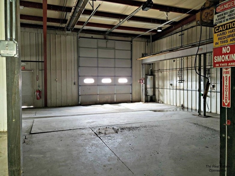 More Photos Of 415 Alan Rd, Powell Distribution For Lease