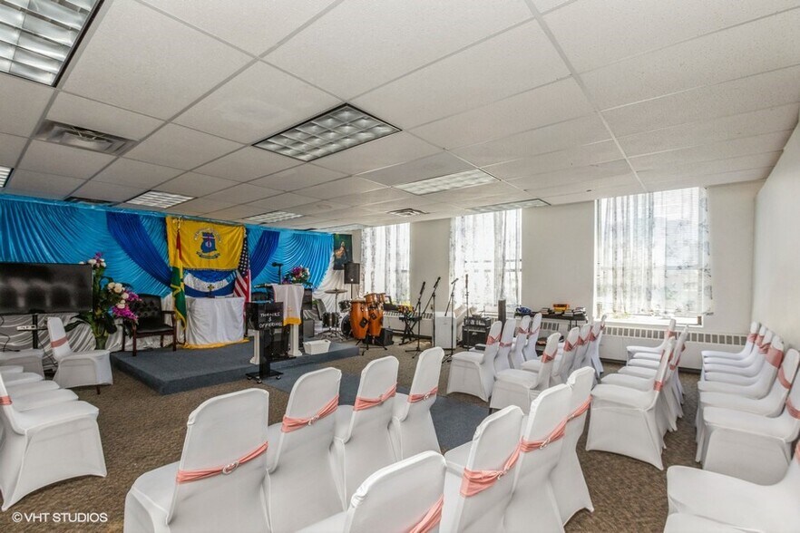 More Photos Of 4554 N Broadway, Chicago Office For Sale