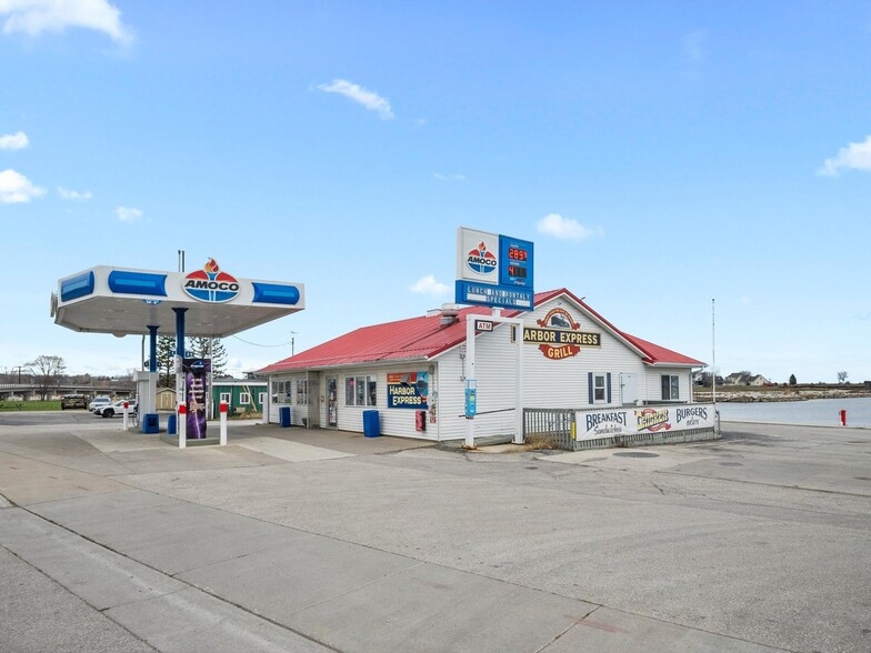 Primary Photo Of 202 Milwaukee St, Kewaunee Service Station For Sale