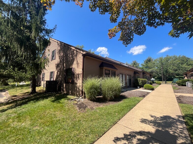 More Photos Of 1609 Woodbourne Rd, Levittown Office For Lease