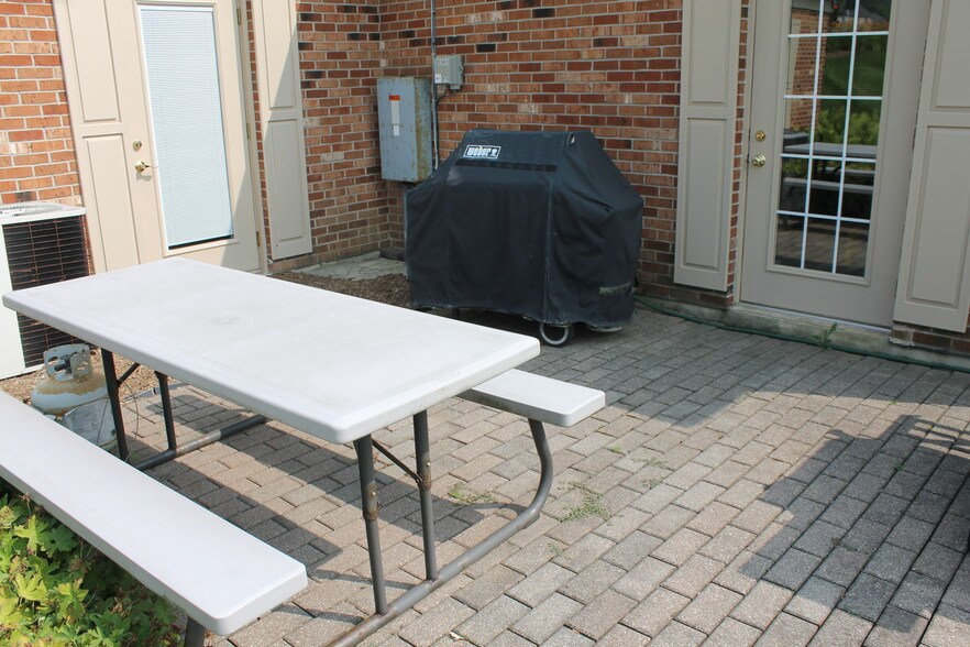 More Photos Of 421-425 Williamsburg Dr, Geneva Medical For Lease