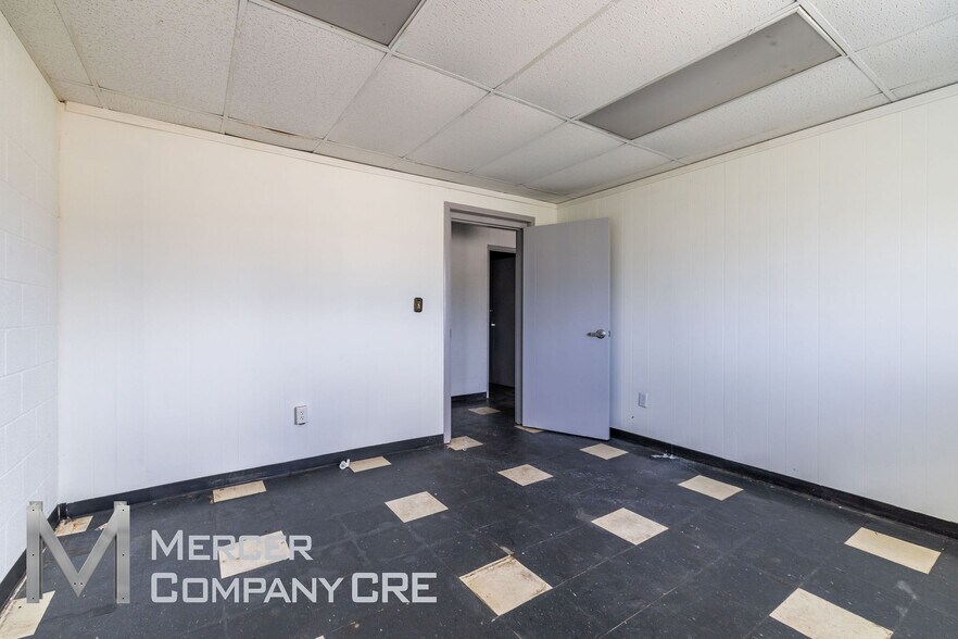 More Photos Of 920 W Skelly Dr, Tulsa Manufacturing For Sale