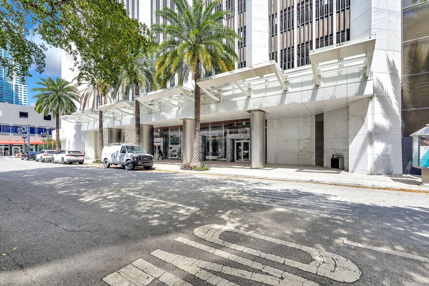 More Photos Of 1 SE 3rd Ave, Miami Office For Lease