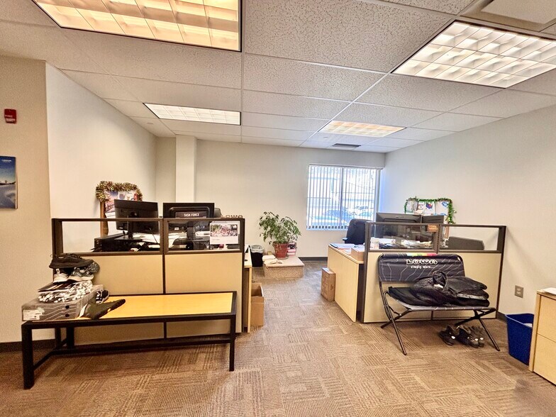 More Photos Of 86 Viaduct Rd, Stamford Warehouse For Lease