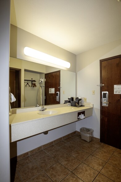 More Photos Of 1520 S Washington St, Du Quoin Hotel For Sale