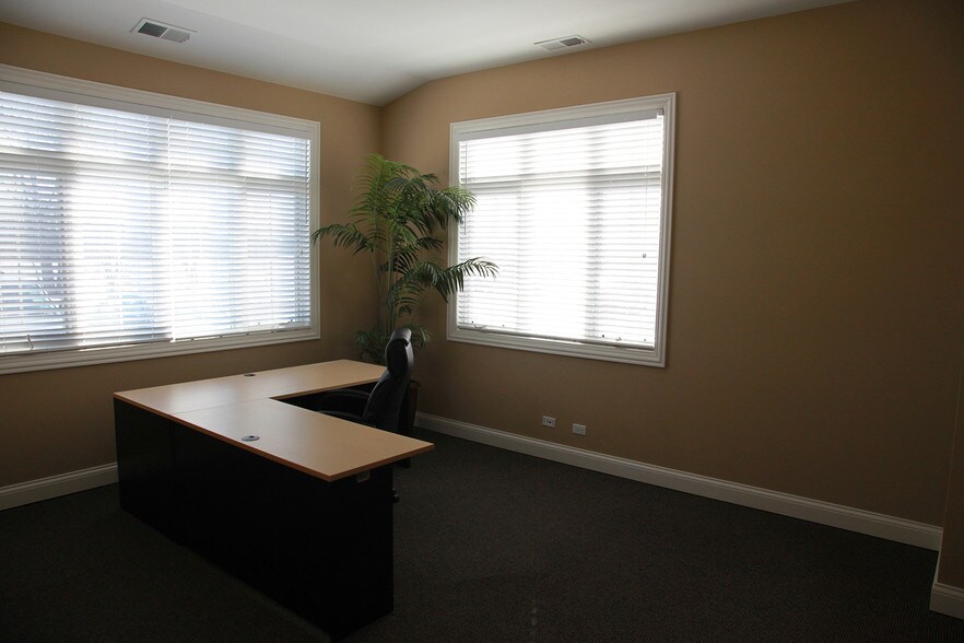 More Photos Of 700-730 Fox Glen Ct, Fox River Grove Medical For Lease